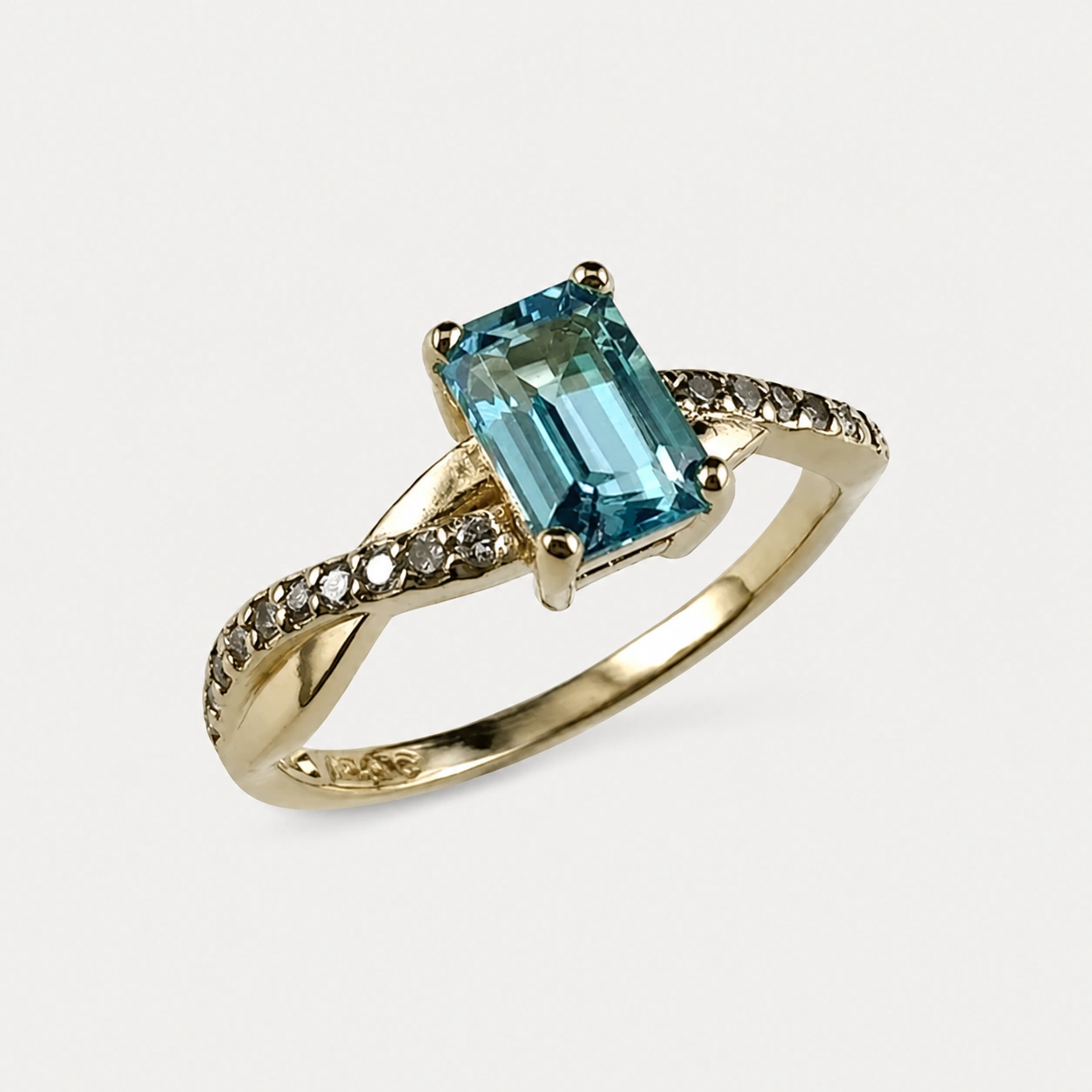 14K Yellow Gold Aquamarine 26 Diamond Ring