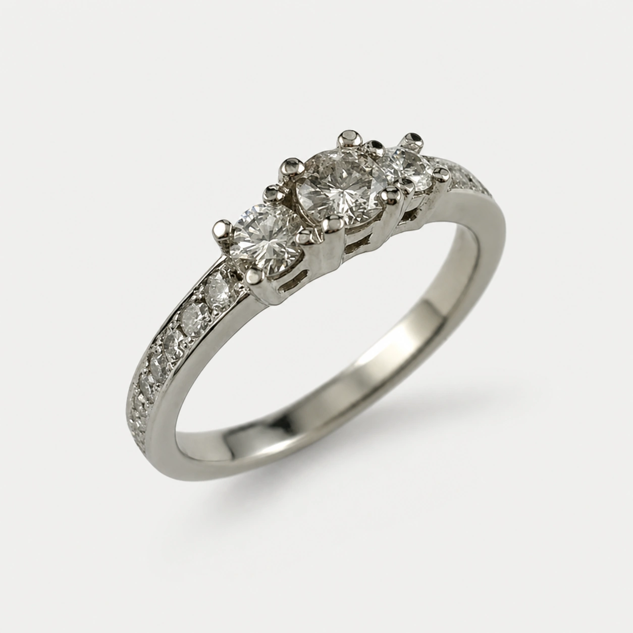 19K White Gold Diamond Ring 2