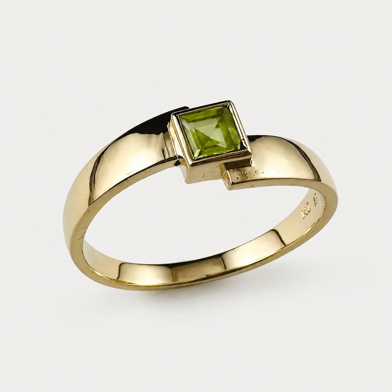 18K Yellow Gold Peridot Ring